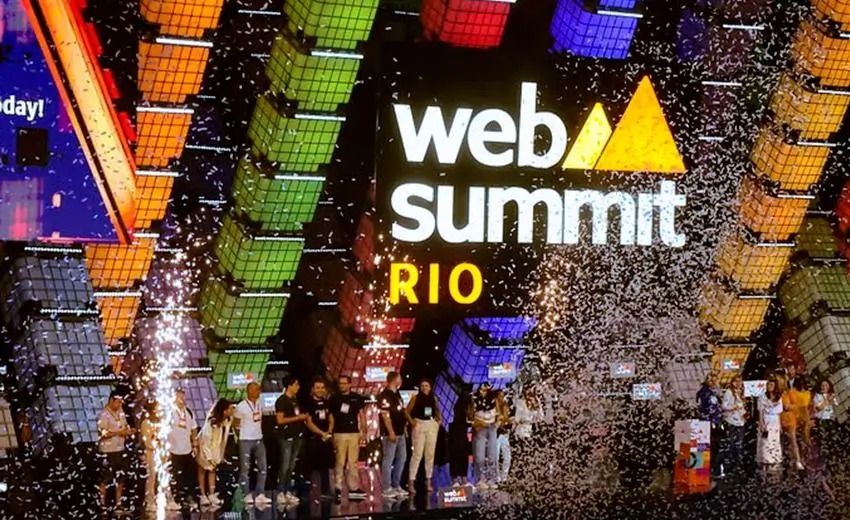Wa2Desk en Web Summit Rio 2025 en Río de Janeiro, Brasil hablando en el escenario